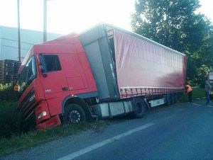 Nehoda v Šelpiciach: Kamión skončil v priekope, z časti sa prevrátil