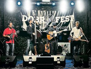 Organizátori Dobrofestu reagujú na počasie, štvrtkový koncert bude pod strechou