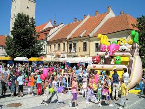 Trojičné námestie zmenia Dobrovoľníci deťom na hernú zónu