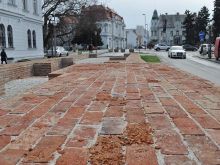 Tehly na Dolnej bráne sa drobia, trnavská radnica stavbu reklamovala