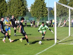 Futbal, 8. liga A: Biely Kostol dal 8 gólov, Križovany a Voderady zakopli