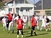Futbal, 8. liga A: Lovčice dali osem gólov, Dlhá rozobrala oslabenú Borovú