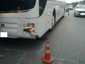 V Dolných Orešanoch sa zrazil motorkár s autobusom, v Piešťanoch horela garáž