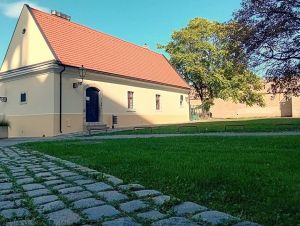Dom pútnika pri trnavskej bazilike obnovili, budovu požehnal arcibiskup Orosch