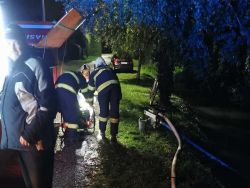 Hasiči uvolňovali neprejazdné cesty a odčerpávali vodu z pivníc