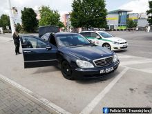 Policajný pes vyňuchal v aute pred trnavským Tescom drogy