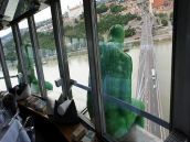 Trnavčan ozdobil bratislavské UFO zelenými postavami