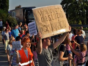 V Modranke sa odklonenia kamiónov z obytnej zóny zatiaľ nedočkali