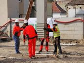 City Arena inštaluje piliere, na vztýčenie 22-metrovej opory sa pozreli aj zástupcovia mesta