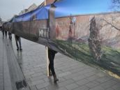 Obraz hradieb dlhý štyridsať metrov putoval mestom