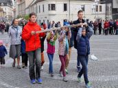 FOTO: Sviatky sa začali, Trnavčania niesli mestom drevené kríže