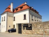 FOTO: Kaštieľ v Trstíne chátral, súkromný vlastník areál zmenil na luxusné sídlo