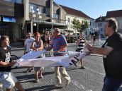 FOTO: Na opozičný protest v Trnave prišli aj priaznivci Smeru, transparent im polepili