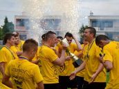 FOTO: Pyro, šampus, pokriky! Vo Voderadoch oslavovali postup vo veľkom štýle