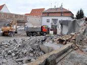 Otvárajú nový pohľad na hradby: Búranie na Rybníkovej umožní vytvoriť oddychovú zónu