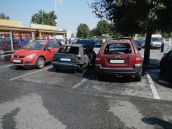 Požiar pred Tescom: Na parkovisku zničil oheň päť automobilov