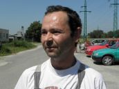 VIDEO: Nechutné! Nejaký chumaj mu hodil do dvora použitú rakvu