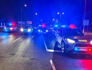 Nočná naháňačka z Hlohovca do Nitry, policajti strieľali na kolesá auta
