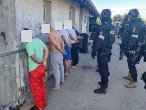 Za brutálnu bitku vyšetrovateľ obvinil zadržaných mužov z Farárskeho