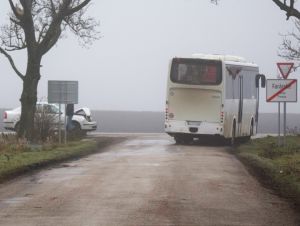 Medzi Špačincami a Trnavou narazilo osobné vozidlo do autobusu