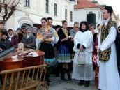 Pochovávanie basy v centre prilákalo davy zvedavcov