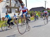 FOTO: Cyklistický výlet do Smoleníc absolvovala aj dvojica na velocipedoch