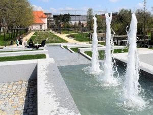 FOTO: Trnava má tri nové fontány, spustili ich v Ružovom parku