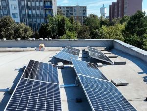 Prvé fotovoltické elektrárne na strechách škôl v Trnave už generujú elektrinu