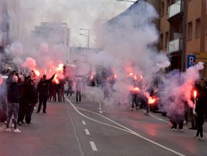 Futbaloví fanúšikovia na štadión nepôjdu, polícia ale chystá opatrenia v uliciach