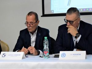 Ladislava Gádošiho vo voľbách predsedu ZsFZ vyzve Peter Kováč