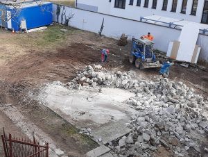 V areáli knižnice zbúrali staré garáže, vznikne tu čitáreň