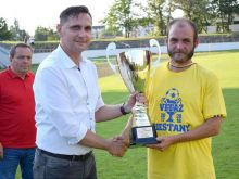 Pred sezónou žartoval, že ak strelí viac ako 50 gólov, skončí s futbalom. Hranicu prekonal
