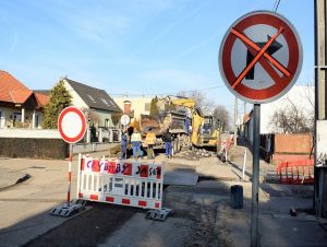 Časť Hajdóczyho ulice uzavreli, na niektorých bočných cestách sú dopravné zmeny