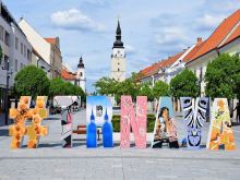 Veľký nápis #TRNAVA je opäť súčasťou pešej zóny