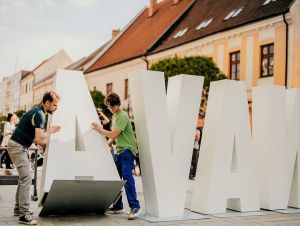 Nápis #Trnava v nedeľu vrátia na pešiu zónu, bude tvorený novou technikou