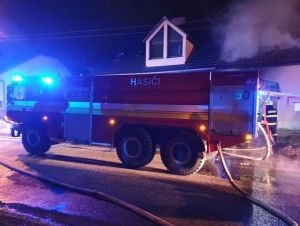 V Boleráze horela strecha domu, hasiči z neho vyniesli psa