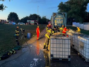 Na odpočívadle pri Zelenči uniklo z cisterny 800 litrov kyseliny