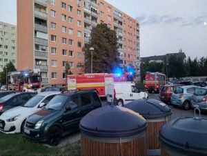Na Spartakovskej horelo v byte, na Priemyselnej sa vznietilo smetiarske auto