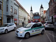 FOTO: Polícia zastavila premávku na Štefánikovej, hasiči opravili strešnú krytinu