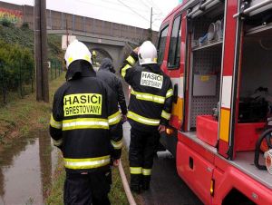 Hasiči zasahujú v teréne, odstraňujú popadané stromy aj odčerpávajú vodu