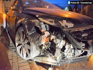 Opitý vodič na Zlievarenskej ulici rozbil auto aj plot, nafúkal 2,5 promile