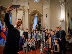 Premiér Eduard Heger prijal deti z detského domova v Piešťanoch