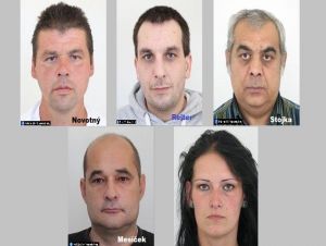 Mali byť vo väzení, no chodia po slobode: Polícia hľadá päticu odsúdených