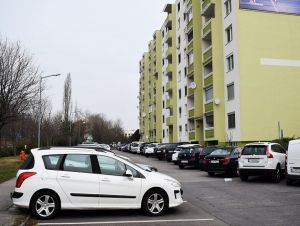 Na Hlbokej ulici začnú budovať nové parkovacie miesta