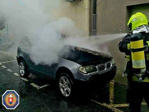 Na hlinách začalo horieť auto počas jazdy, vodič ho stihol bezpečne zaparkovať
