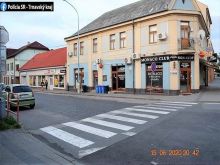 Na priechode v Hlohovci zrazilo auto ženu, polícia hľadá svedkov