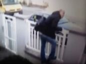 Polícia pátra po mužovi, ktorý vykradol dom v Hlohovci, jeho tvár zachytila kamera