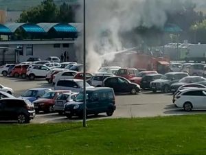 Požiar v Hlohovci: Odparkované vozidlo skončilo v plameňoch