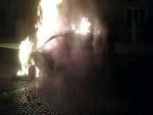 V centre Hlohovca horelo auto, prípad vyšetrujú