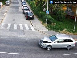 Vodič pri nehode poškodil okrem svojho aj ďalšie autá, polícia hľadá svedkov